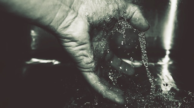 tekoucí voda na ruku