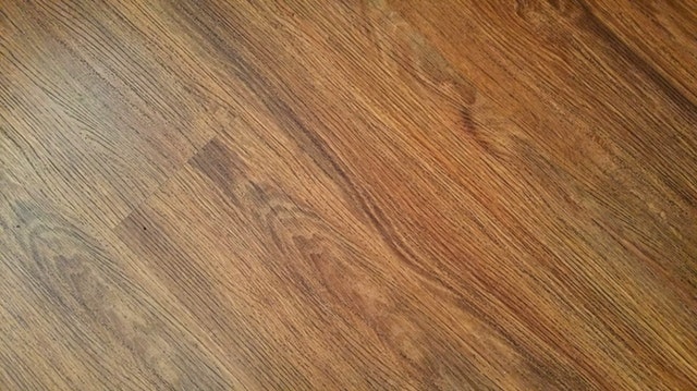dřevěná prkna na podlaze – tmavší